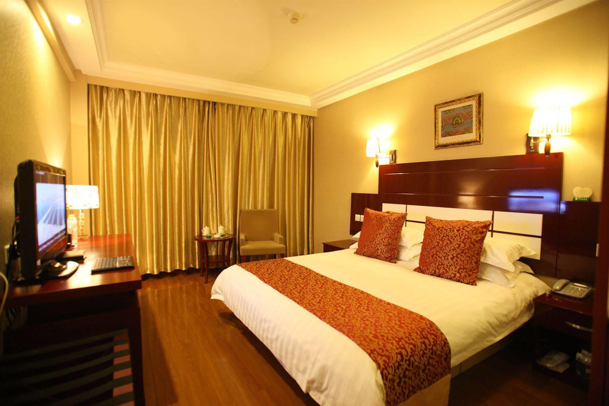 Overseas Chinese International Hotel Qingdao Exterior photo